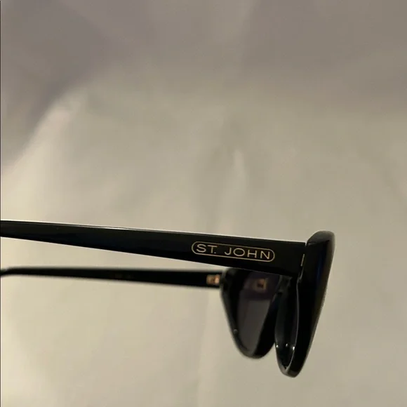 St John S-526 Stylish Black Sunglasses. New - Picture 3 of 6